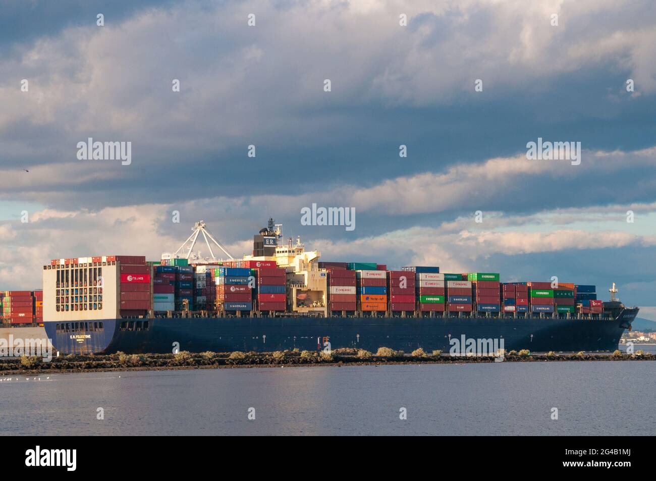Nave container con bandiera liberiana E.R. Felixstowe in partenza dal porto di Melbourne, 20 giugno 2021 Foto Stock