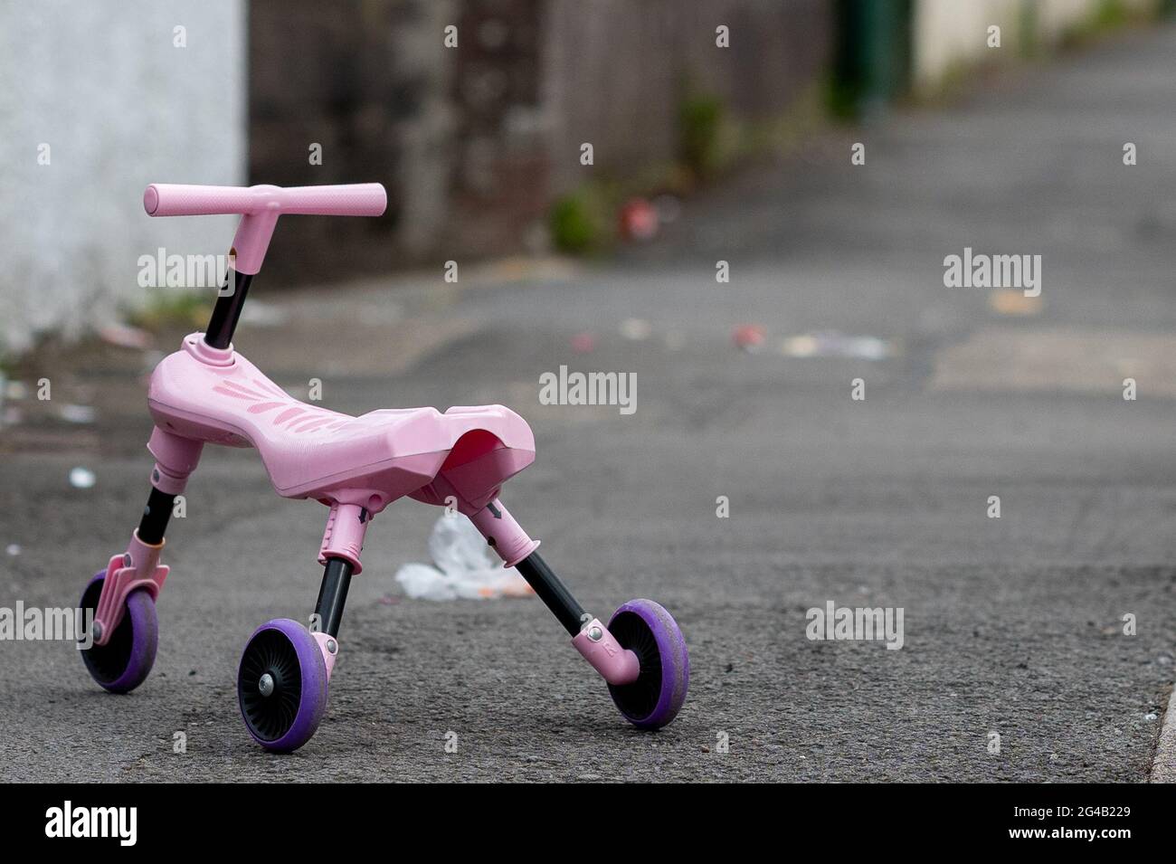 Una bicicletta childÕs è rimasta sulla strada a Cardiff, Galles, Regno Unito. Foto Stock