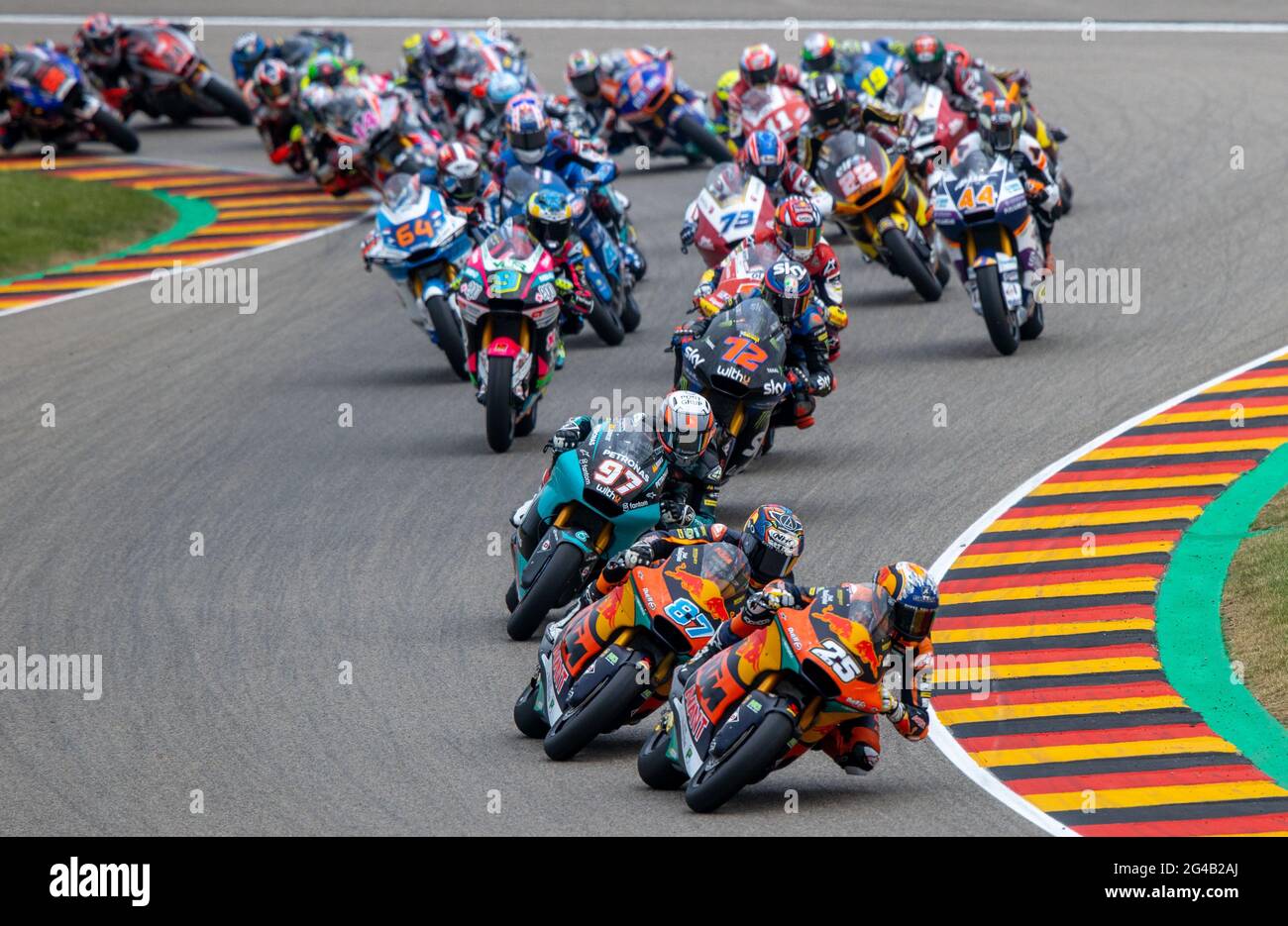 Hohenstein Ernstthal, Germania. 20 Giugno 2021. Motorsport/Moto, Gran Premio di Germania, Moto2 al Sachsenring. Il pilota spagnolo Raul Fernandez guida il campo dopo lo start. Credit: Jens Büttner/dpa-Zentralbild/dpa/Alamy Live News Foto Stock