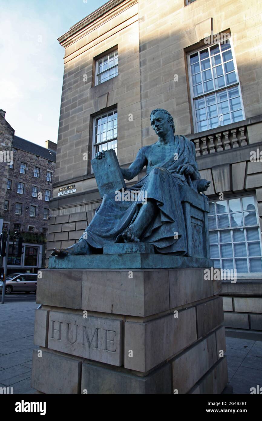 Statua del filosofo dell'Illuminismo David Hume sul mercato di Lawnmarket, Royal Mile Edinburgh Foto Stock