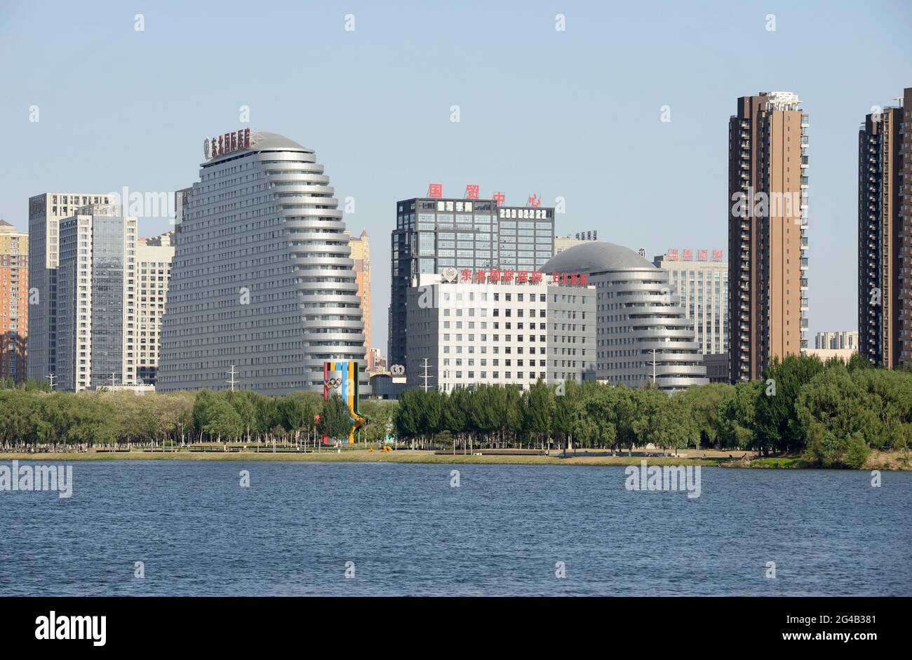Un paio di edifici dalla forma insolitamente a sud del fiume Hunhe nel distretto di Hunnan nella città di Shenyang, Cina Foto Stock