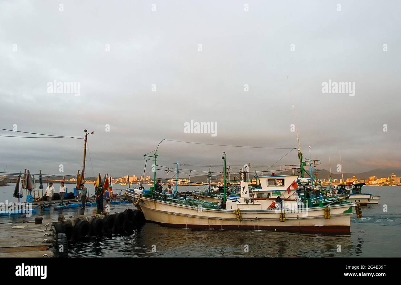 Giugno 20, 2021-Kosong, Corea del Sud-in questa foto scattata la data è il 13 giugno 2003. I pescatori che lavorano la mattina presto al porto di pesca nel porto di Keojin, Kosong, Corea del Sud. Kosong County nella provincia di Kangwon, Corea del Nord. Si trova nell'angolo più a sud-est della Corea del Nord, immediatamente a nord della zona demilitarizzata coreana. Prima della fine della guerra di Corea nel 1953, si è costituita una singola contea, insieme a quella che ora è la contea sudcoreana con lo stesso nome. In una successiva riorganizzazione, la contea assorbì la parte meridionale della contea di Tongchon. Foto Stock