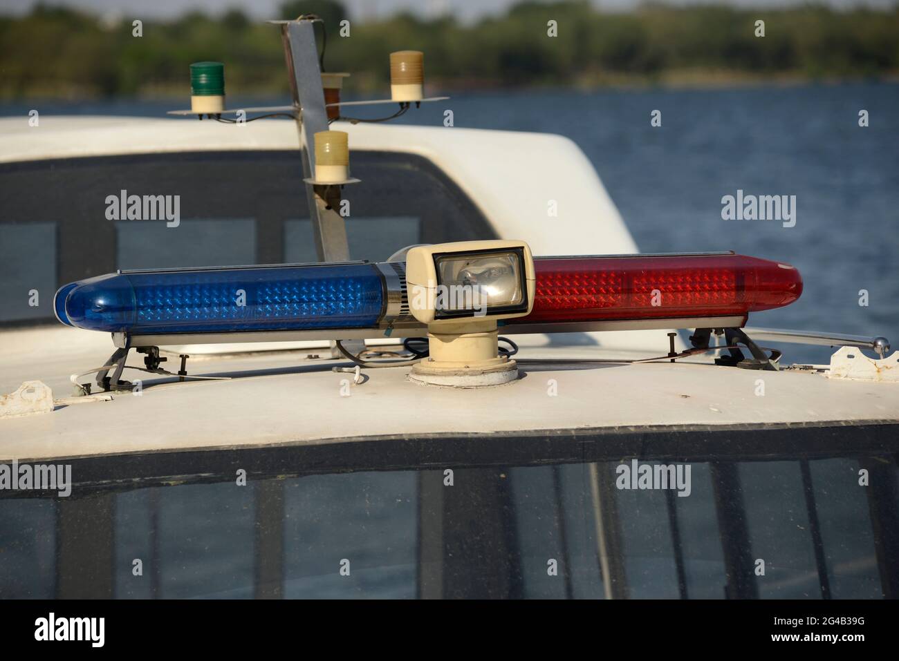 Luci lampeggianti su una barca di sicurezza parcheggiata sul fiume Hunhe nella città di Shenyang, Cina Foto Stock