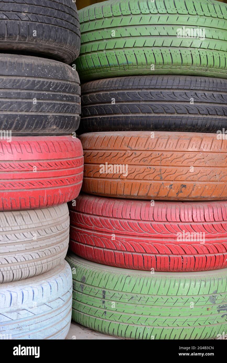 Due pile di pneumatici in vendita in un negozio nella città di Shenyang, in Cina Foto Stock