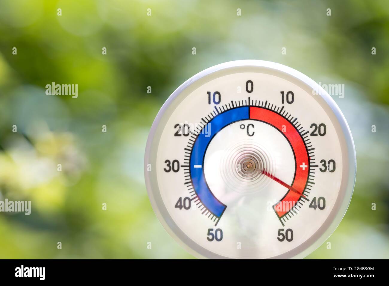 Termometro per esterni con scala celsius per temperature elevate di 40 gradi - concetto di clima estivo caldo Foto Stock