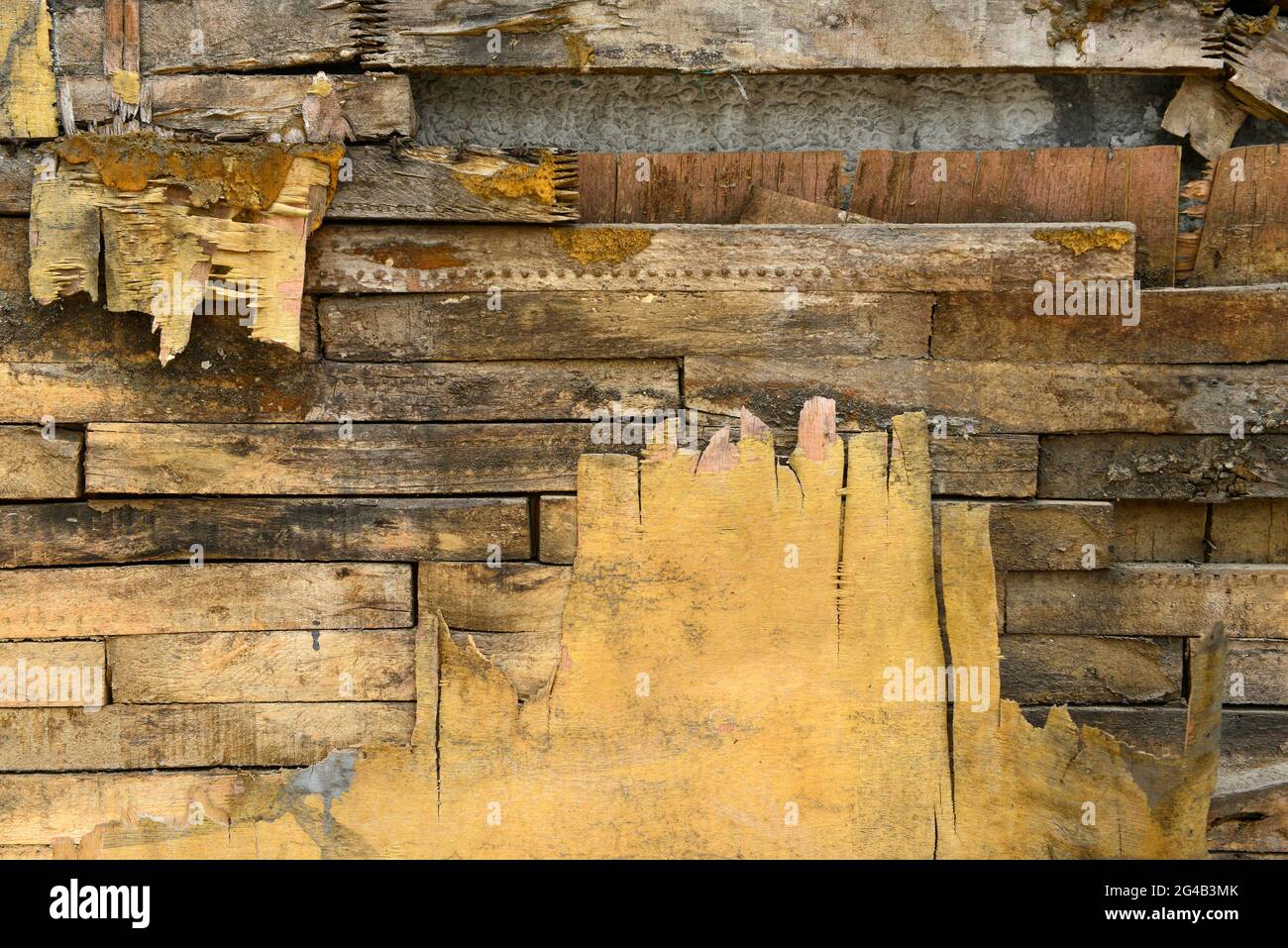 Una vecchia parete divisoria in legno in decadimento di stecche di legno e strati di baton nella città di Shenyang, Cina Foto Stock
