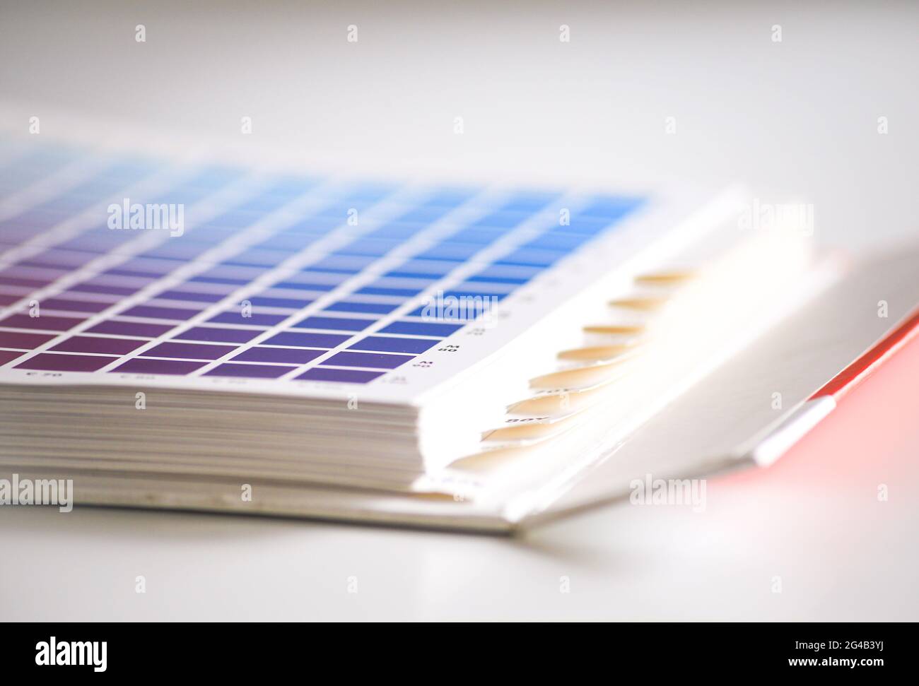 primo piano di un libro cmyk per il processo di stampa Foto Stock