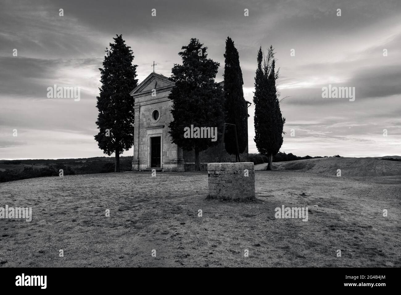 Cappella della Madonna di Vitaleta in Val d'Orcia, Toscana, Italia all'alba o all'alba in bianco e nero monocromatico Foto Stock