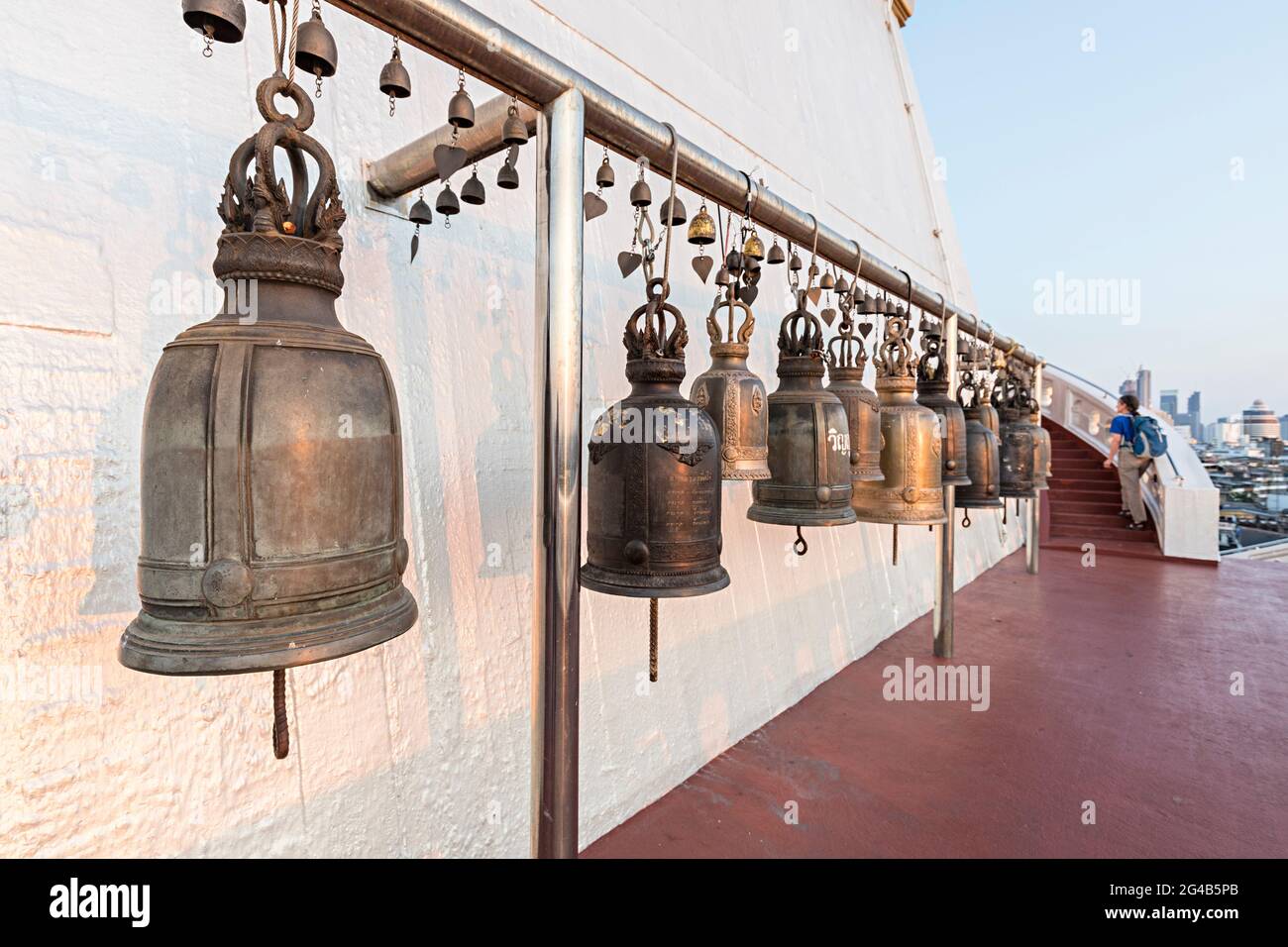 Campane e persona a Wat Saket, Golden Mountain, Tempio di Srakesa, Bangkok, Thailandia Foto Stock