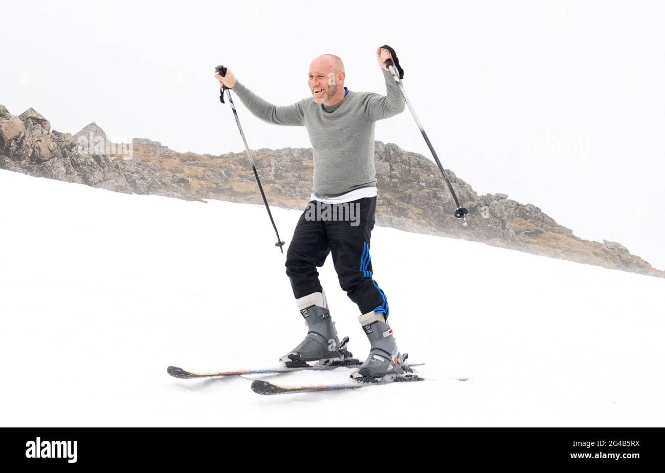 Mark Robertson, da Oban, su una delle zone di neve rimanenti su Meall A'Bhuiridh a Glencoe durante la Midsummer Ski. L'evento, organizzato dal Glencoe Mountain Resort, si svolge ogni anno nel fine settimana più vicino al Solstizio d'Estate. Data immagine: Domenica 20 giugno 2021. Foto Stock