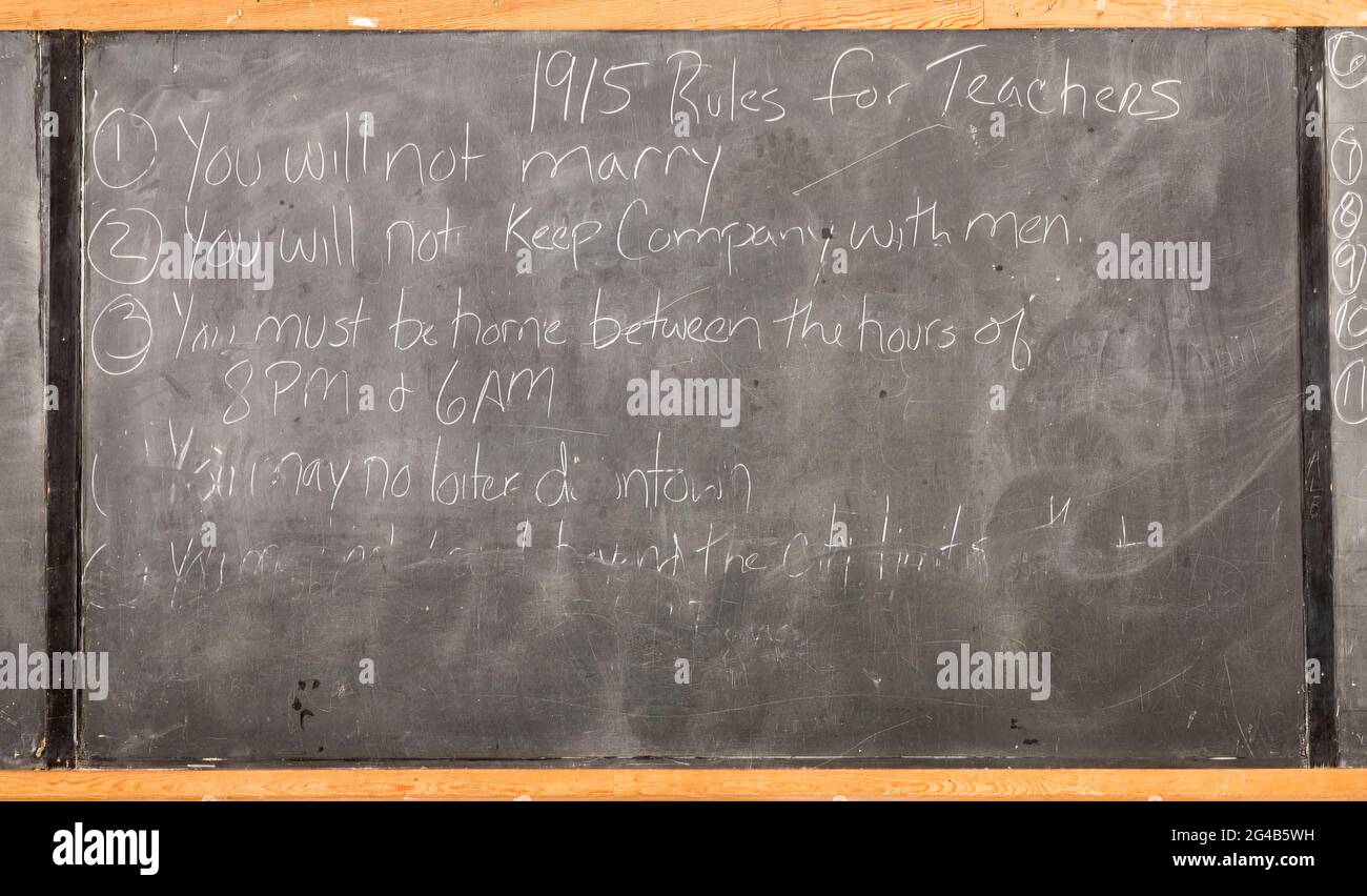 Regole per gli insegnanti nel 1915 scritte sulla lavagna scolastica, città fantasma di Bannack, Montana, Stati Uniti Foto Stock