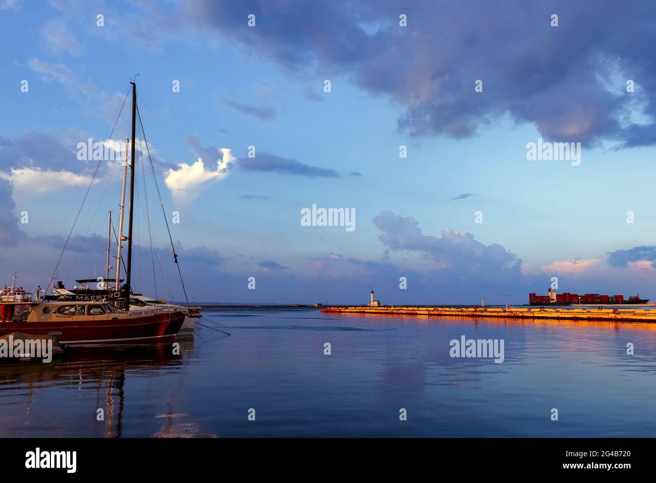 Porto marittimo. Odessa, Ucraina, giugno 2021. Città del mare e nuvole serali. Barche e molo. Foto Stock