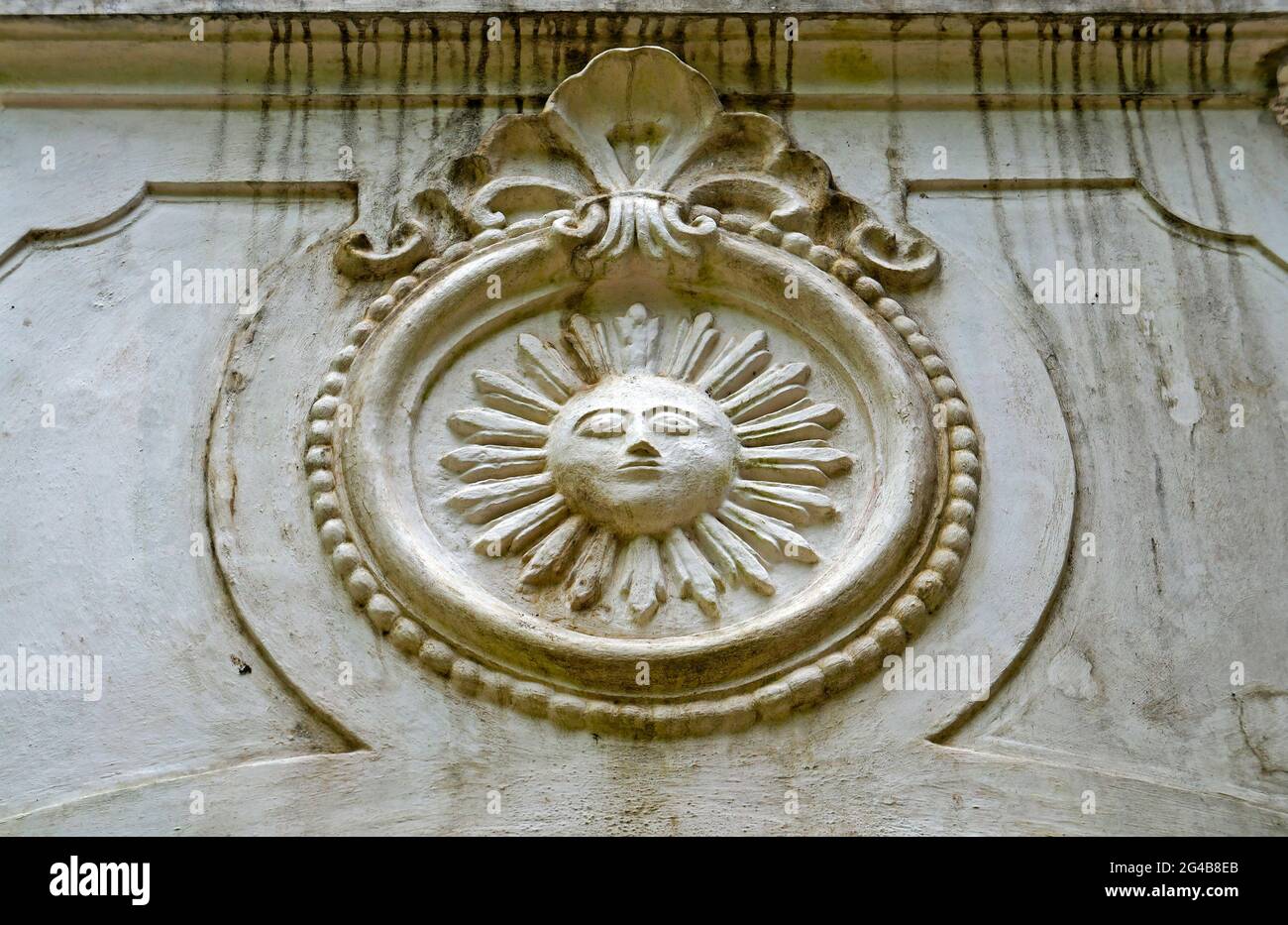 Sole decorativo sull'arco antico, Rio de Janeiro, Brasile Foto Stock