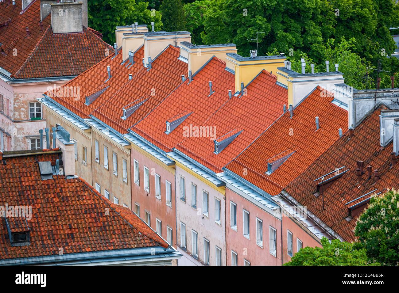 Fila di case in affito di piastrelle nel Mariensztat, quartiere storico nella città di Varsavia in Polonia. Foto Stock