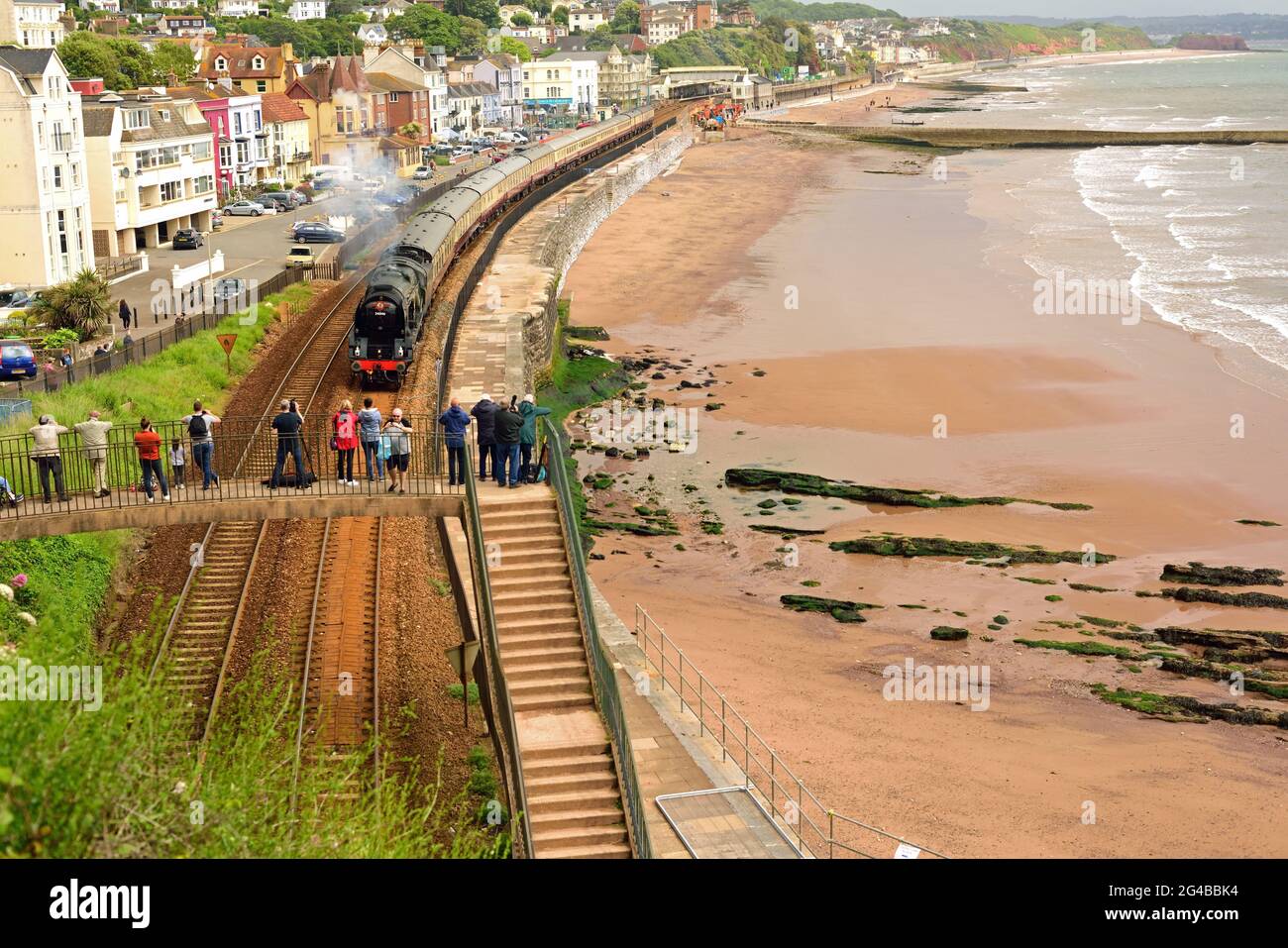 Regione meridionale West Country Class pacific No 34046 Braunton passa Dawlish con la English Riviera Express. 16th giugno 2019. Foto Stock