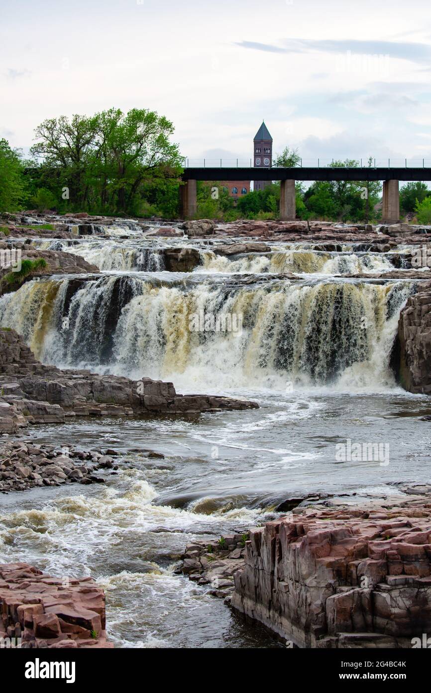 Il fiume Big Sioux si affaccia su una serie di pareti rocciose nel Falls Park, Sioux City, South Dakota, Vertical Foto Stock