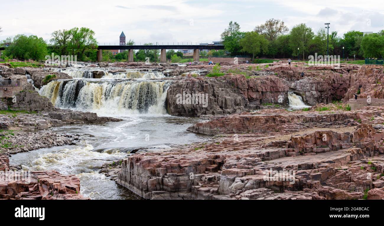 Sioux Falls, South Dakota, USA, 5 maggio 2021. Il fiume Big Sioux si affaccia su una serie di pareti rocciose nel Falls Park, panorama Foto Stock