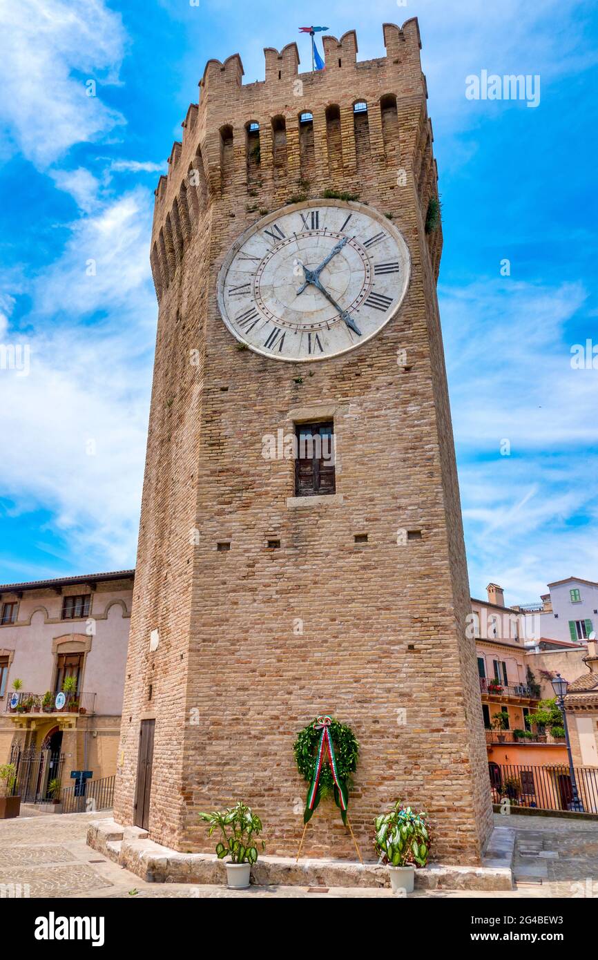 Orologio della Torre dei Gualtieri anche chiamato Torrione, San Benedetto  del Tronto, Marche, Italia Foto stock - Alamy