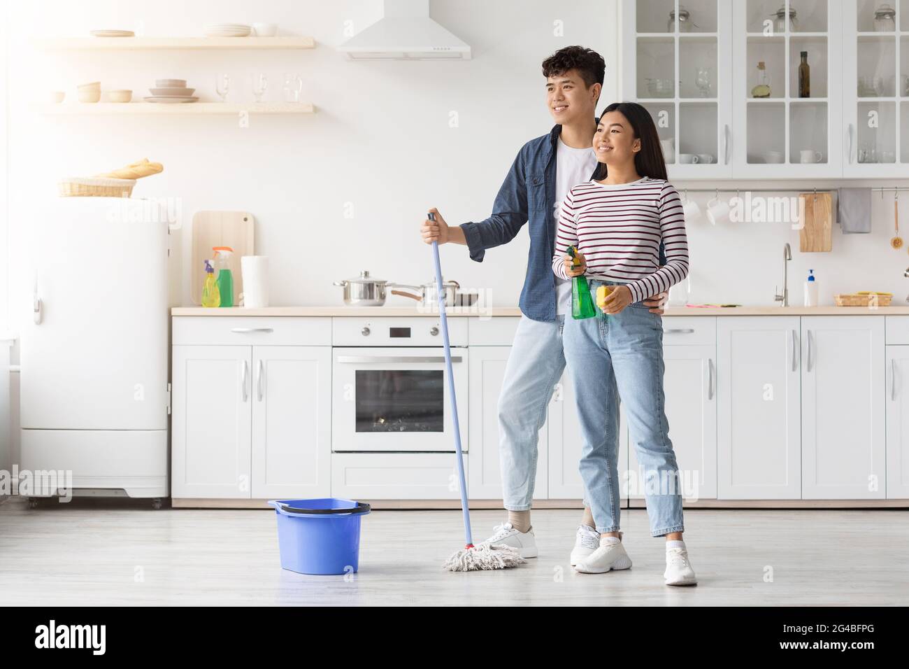 Giovane coppia asiatica piano di pulizia in cucina Foto Stock