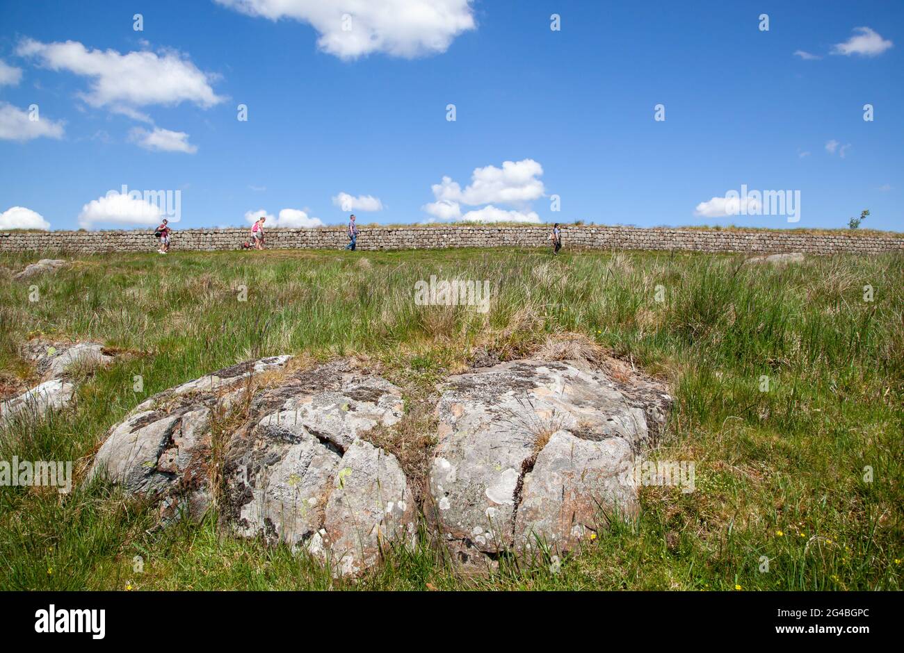 Una sezione del muro di Adriano nazionale lunga distanza sentiero pedonale Northumberland Inghilterra Foto Stock