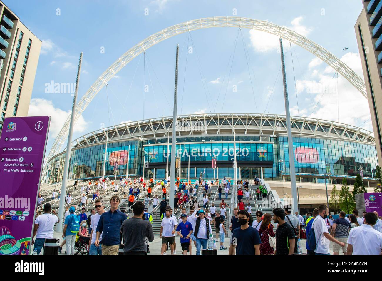 WEMBLEY, LONDRA, INGHILTERRA - 13 giugno 2021: Tifosi di calcio che lasciano lo stadio Wembley dopo la vittoria dell'Inghilterra contro la Croazia nella partita EURO Foto Stock