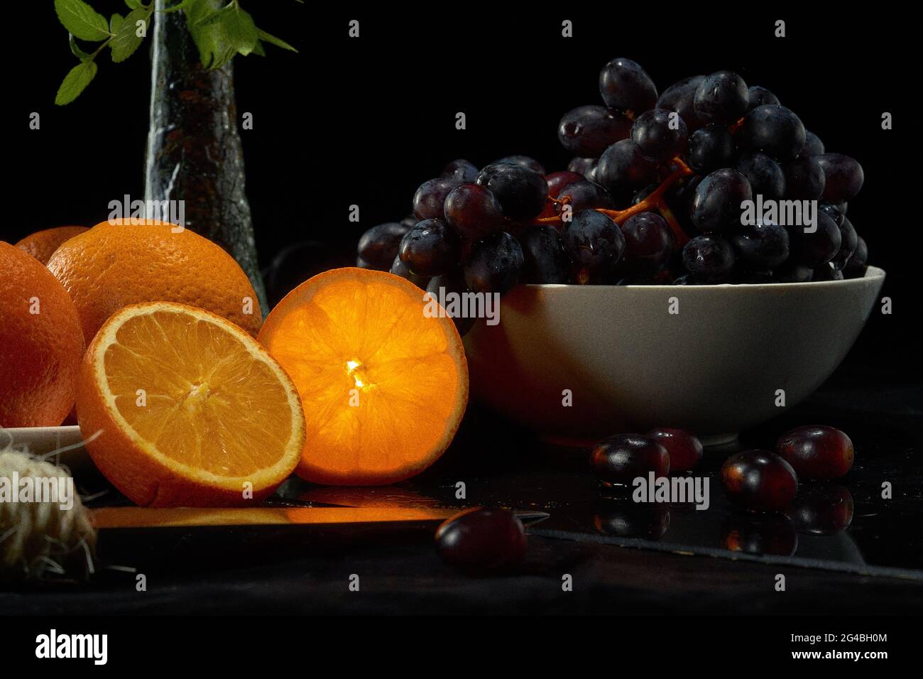 Selezione di arance e uve. Vita morta. Foto Stock