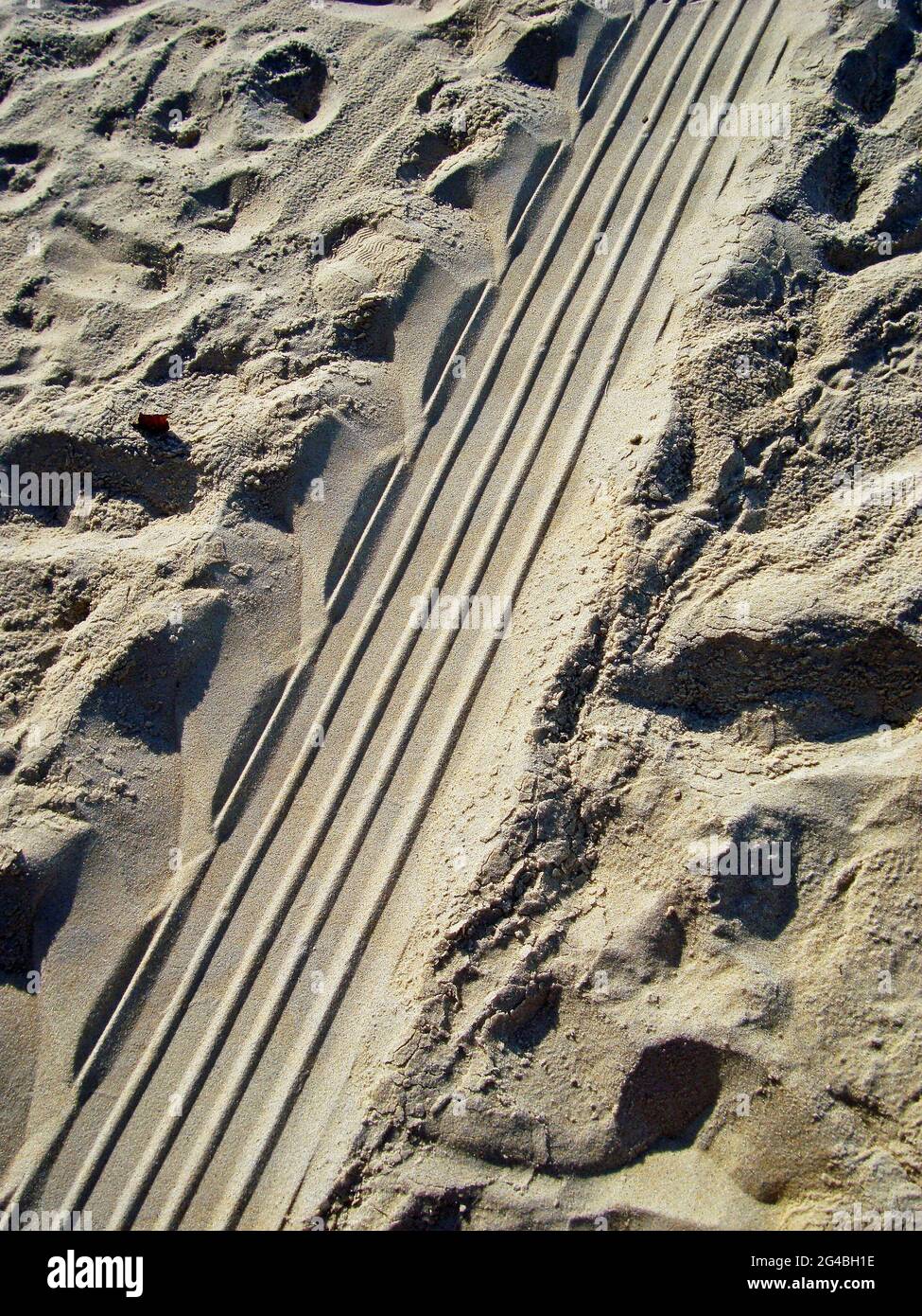 Piste auto nella spiaggia di sabbia, Ipanema, Rio Foto Stock