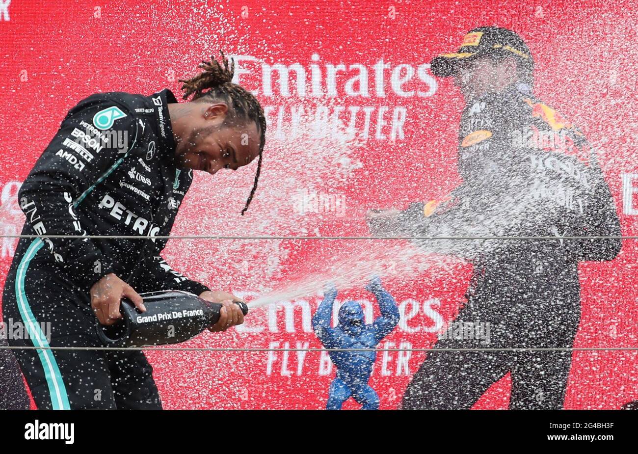 Formula uno F1 - Gran Premio di Francia - circuito Paul Ricard, le Castellet, Francia - 20 giugno 2021 Mercedes' Lewis Hamilton e Max Verstappen della Red Bull festeggiano con lo spumante sul podio dopo aver concluso la gara rispettivamente al secondo e al primo posto REUTERS/Yves Herman Foto Stock