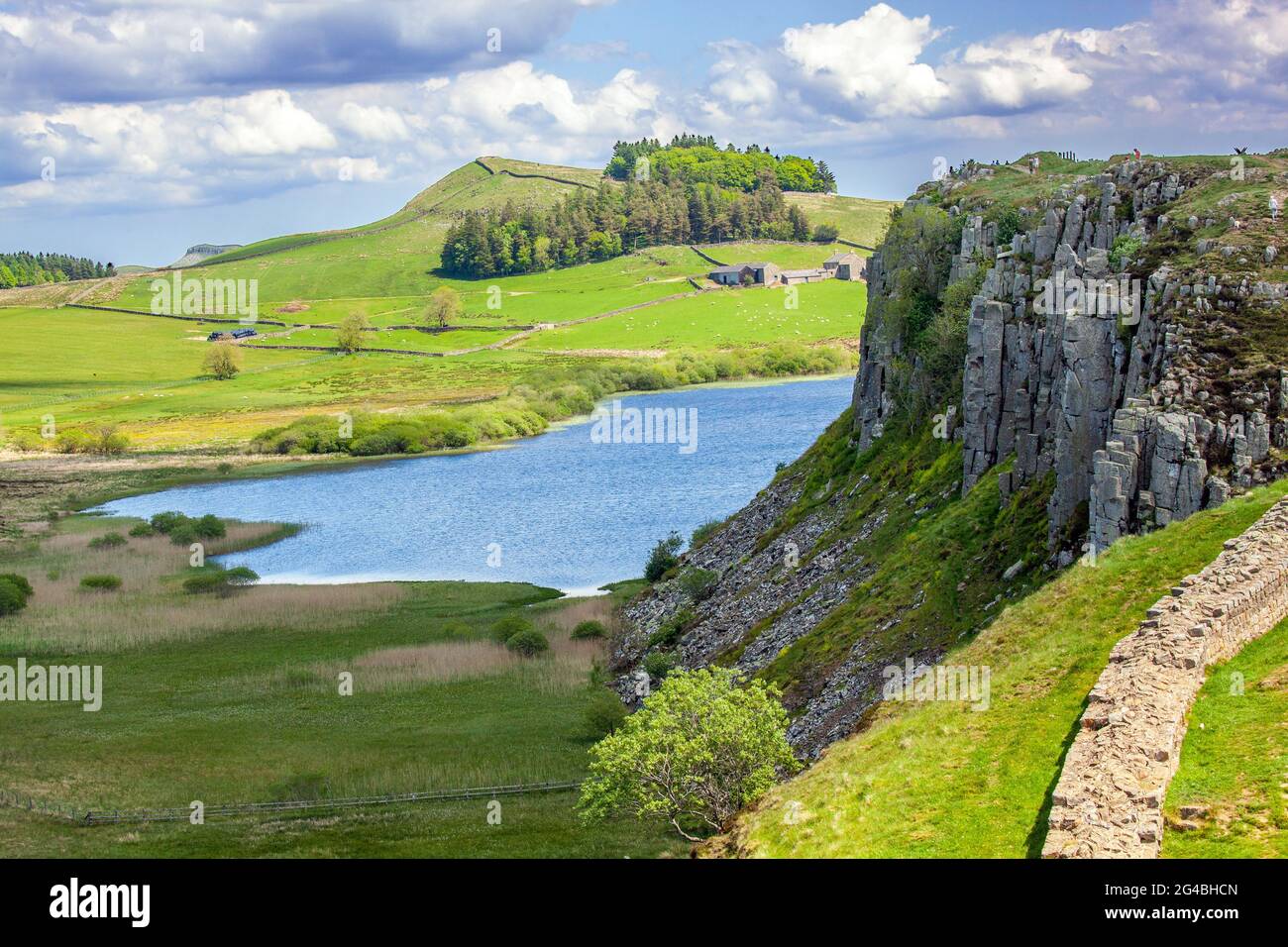 Crag Lough e Highshield Crass si vedevano su una sezione del sentiero nazionale a lunga distanza costruito dai romani, il sentiero che costeggia le mura di Adriano nel Northumberland UK Foto Stock