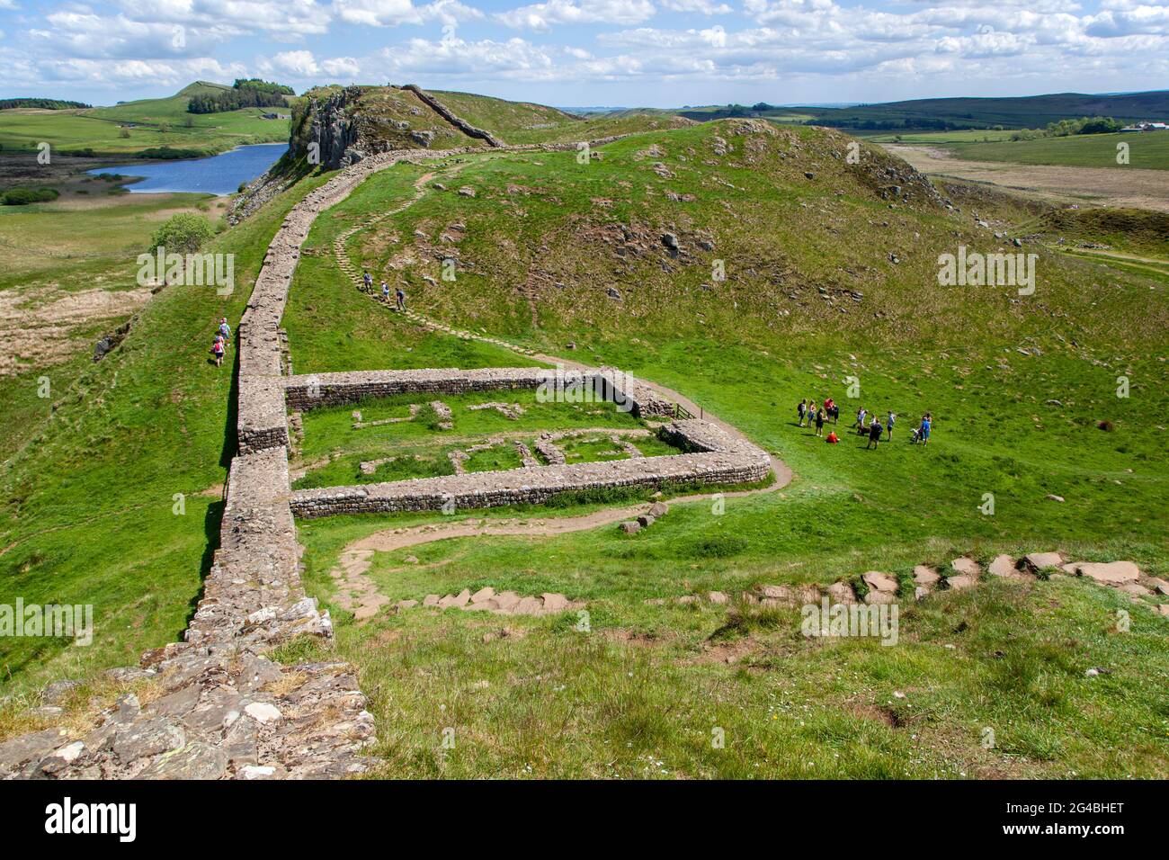 Milecastle 39 castello nick, guardando verso Crag Lough sul muro romano Adriano lungo percorso nazionale sentiero pedonale nel Northumberland Inghilterra Foto Stock