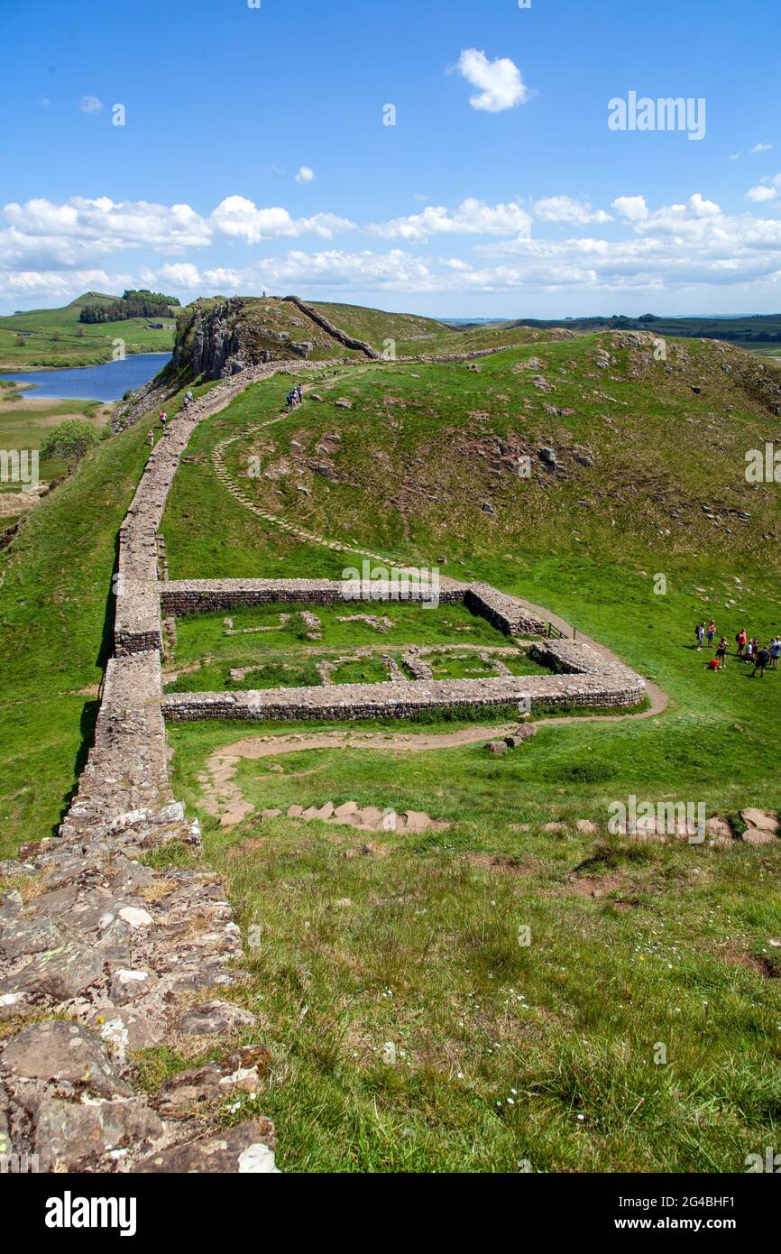 Milecastle 39 castello nick, guardando verso Crag Lough sul muro romano Adriano lungo percorso nazionale sentiero pedonale nel Northumberland Inghilterra Foto Stock