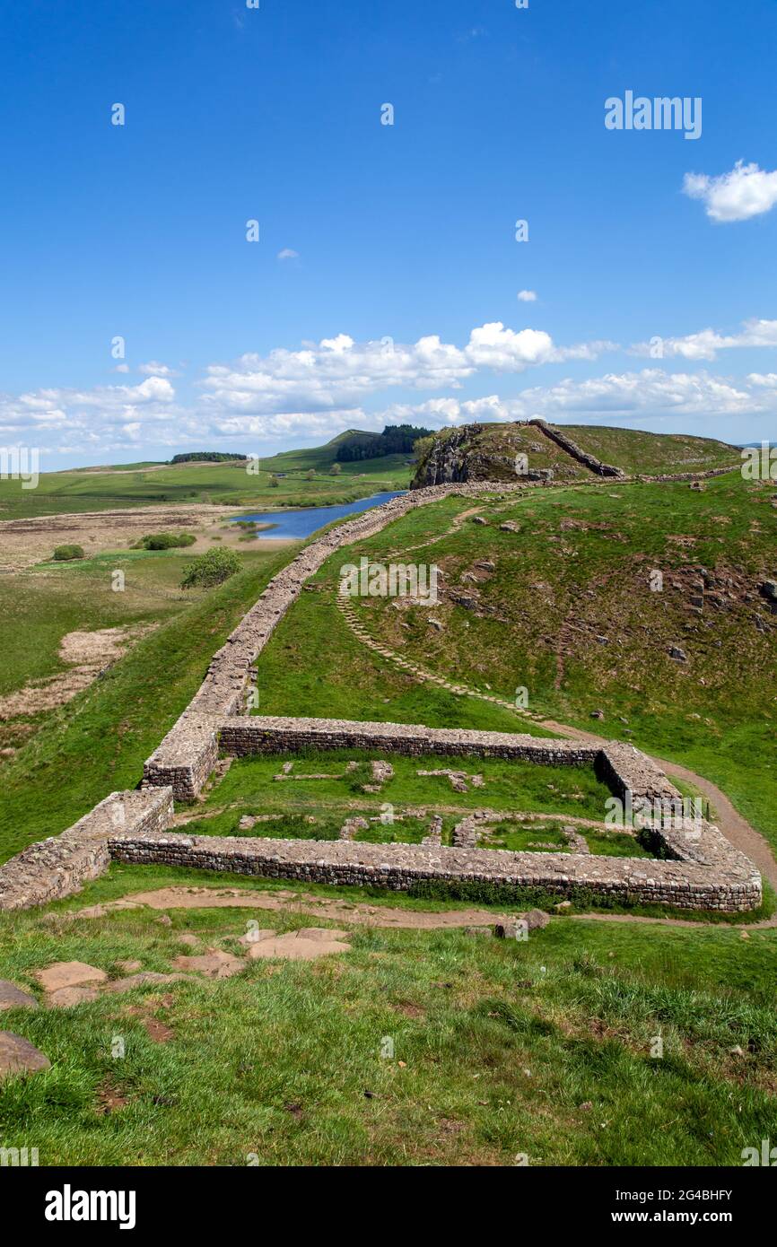Milecastle 39 castello nick, guardando verso Crag Lough sul muro romano Adriano lungo percorso nazionale sentiero pedonale nel Northumberland Inghilterra Foto Stock