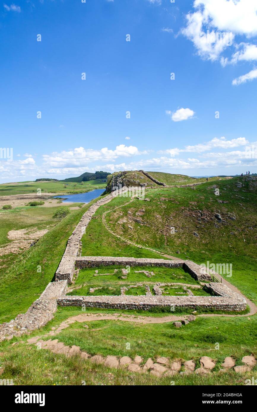 Milecastle 39 castello nick, guardando verso Crag Lough sul muro romano Adriano lungo percorso nazionale sentiero pedonale nel Northumberland Inghilterra Foto Stock