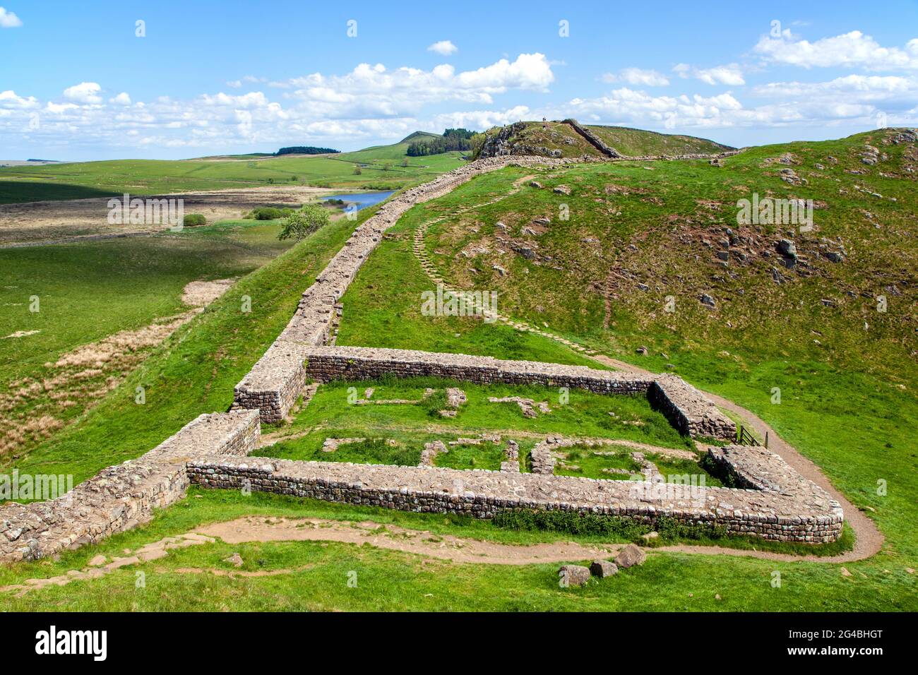 Milecastle 39 castello nick, guardando verso Crag Lough sul muro romano Adriano lungo percorso nazionale sentiero pedonale nel Northumberland Inghilterra Foto Stock