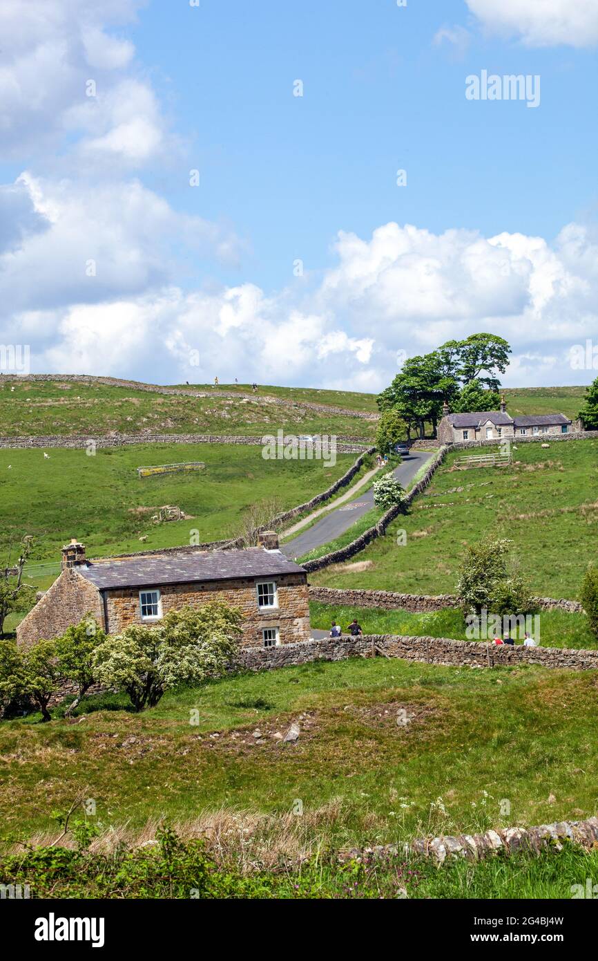 Tradizionale cottage in pietra nella campagna del Northumbria sulla strada da una volta prodotta a Steel Rig e Hadrians muro sentiero Foto Stock