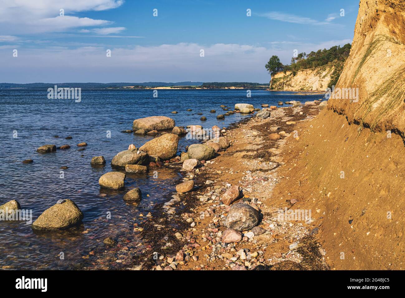 La costa del Mar Baltico e le scogliere vicino a Reddevitzer Hoeft sull'isola di Ruegen, Meclemburgo-Pomerania occidentale, Germania Foto Stock