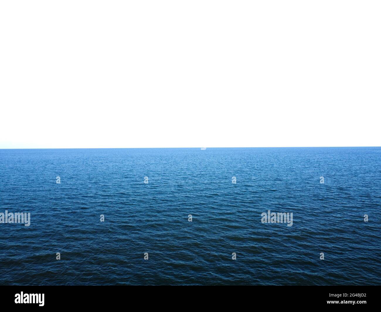 Blu mare all'orizzonte, bianco cielo sfondo, luogo per copia spazio Foto Stock