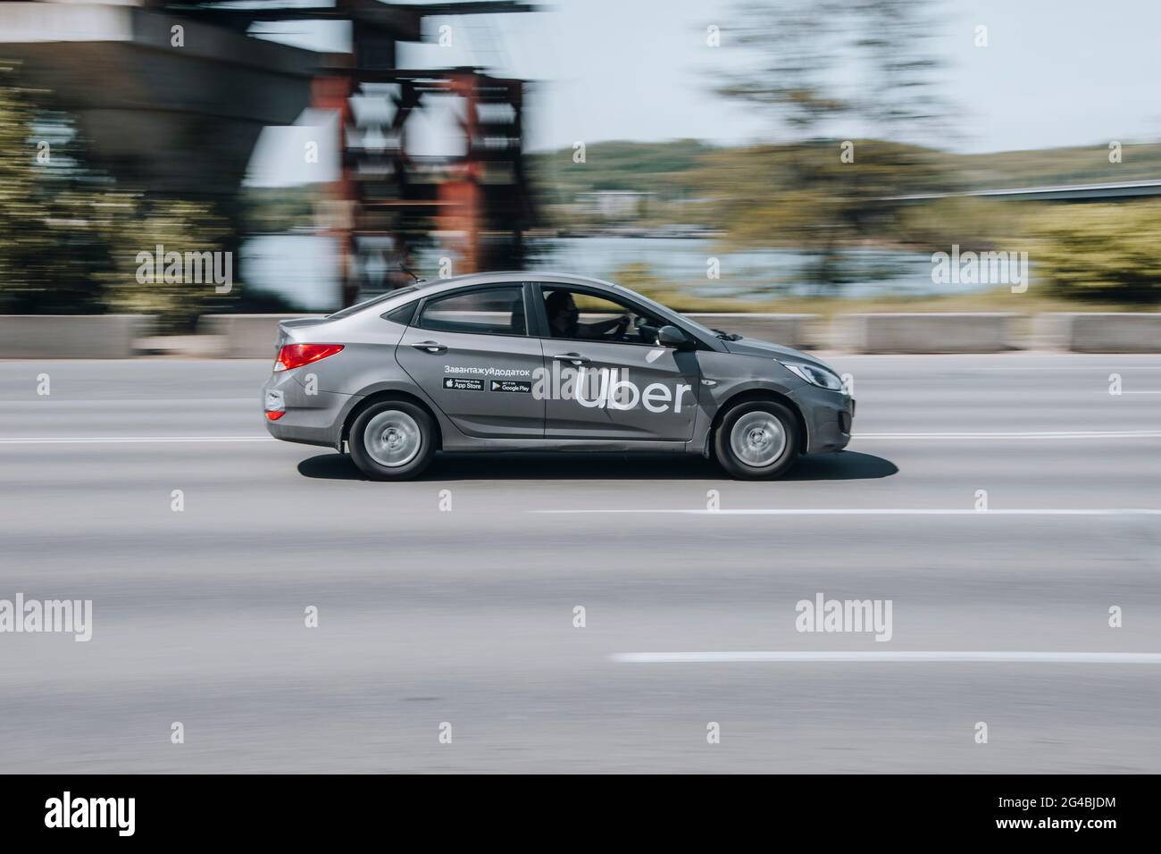 Ucraina, Kiev - 16 maggio 2021: Gray Hyundai Solaris auto in movimento per la strada. Editoriale Foto Stock