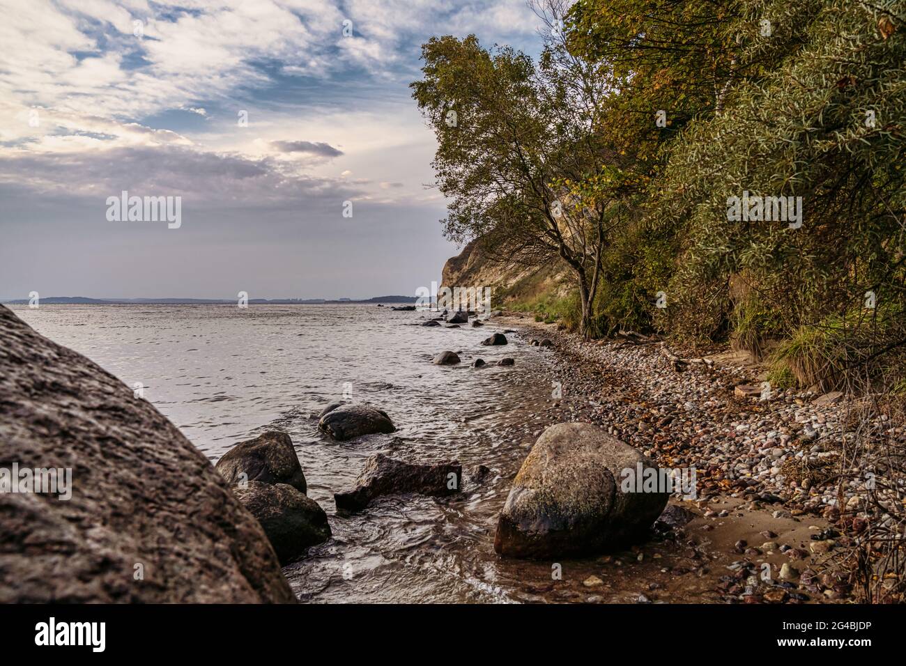 La costa del Mar Baltico al Nonnenloch vicino a Gager, Meclemburgo-Pomerania occidentale, Germania Foto Stock