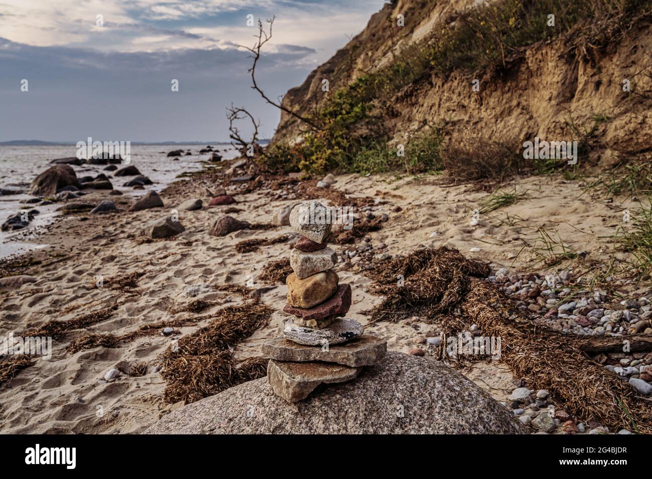 Un cairn sulla spiaggia di Nonnenloch vicino a Gager, Meclemburgo-Pomerania occidentale, Germania Foto Stock