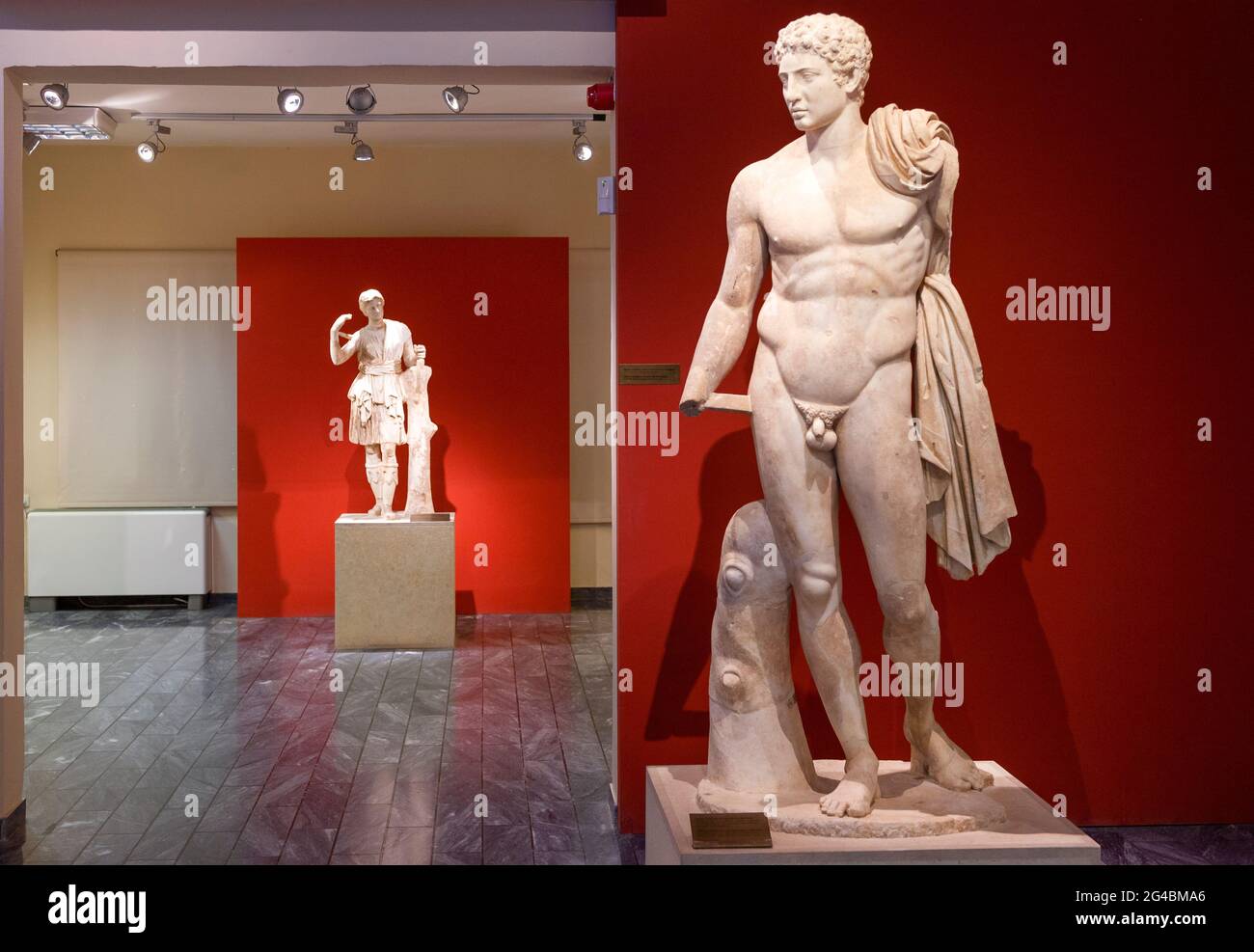 Statua di dio Hermes in primo piano, e sullo sfondo la statua dell'Artemide, dea della caccia, al museo archeologico di Messini, Grecia. Foto Stock