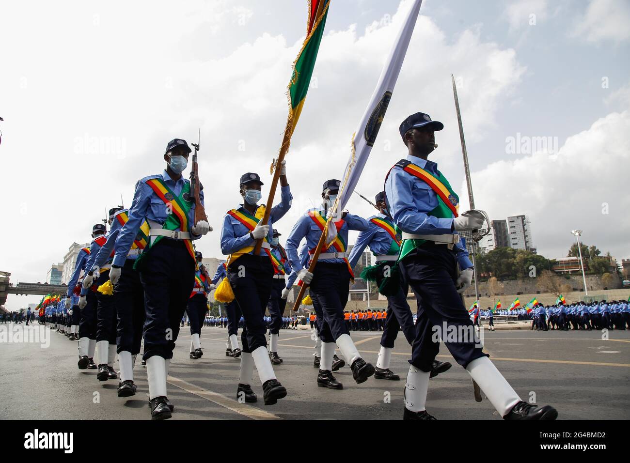Addis Abeba, Etiopia. 19 giugno 2021. Gli ufficiali della polizia cittadina di Addis Abeba sono visti durante una parata per presentare il nuovo logo e le uniformi della polizia etiope a Piazza Meskel ad Addis Abeba, Etiopia, 19 giugno 2021. Credit: Michael Tewelde/Xinhua/Alamy Live News Foto Stock