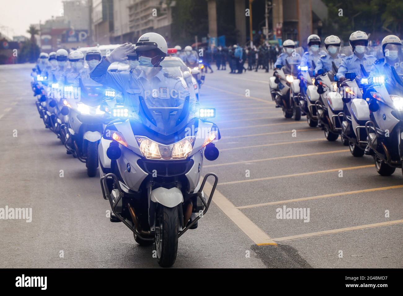 Addis Abeba, Etiopia. 19 giugno 2021. Gli ufficiali della polizia cittadina di Addis Abeba sono visti durante una parata per presentare il nuovo logo e le uniformi della polizia etiope a Piazza Meskel ad Addis Abeba, Etiopia, 19 giugno 2021. Credit: Xinhua /Michael Tewelde/Xinhua/Alamy Live News Foto Stock