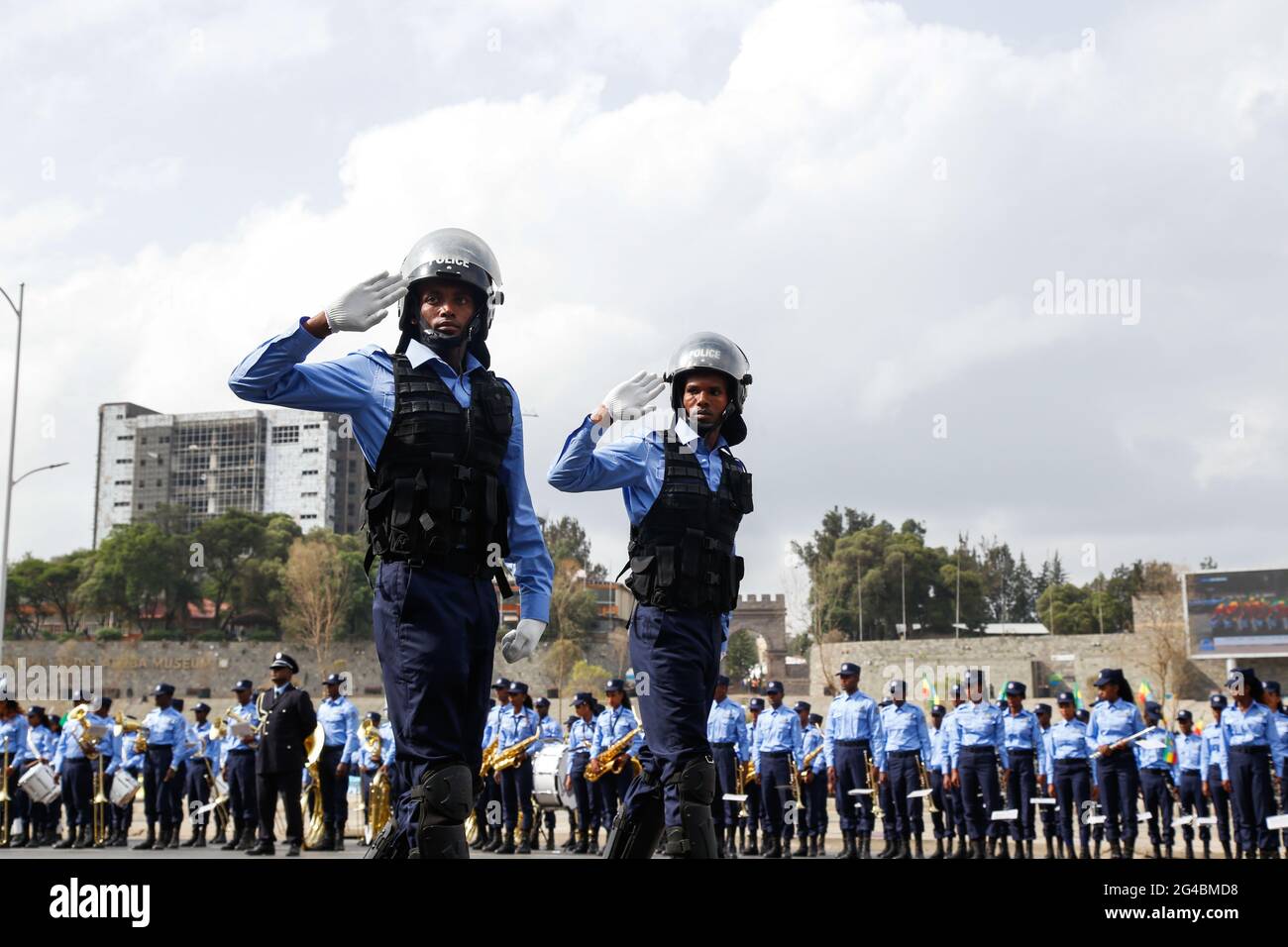 Addis Abeba, Etiopia. 19 giugno 2021. Gli ufficiali della polizia cittadina di Addis Abeba sono visti durante una parata per presentare il nuovo logo e le uniformi della polizia etiope a Piazza Meskel ad Addis Abeba, Etiopia, 19 giugno 2021. Credit: Michael Tewelde/Xinhua/Alamy Live News Foto Stock