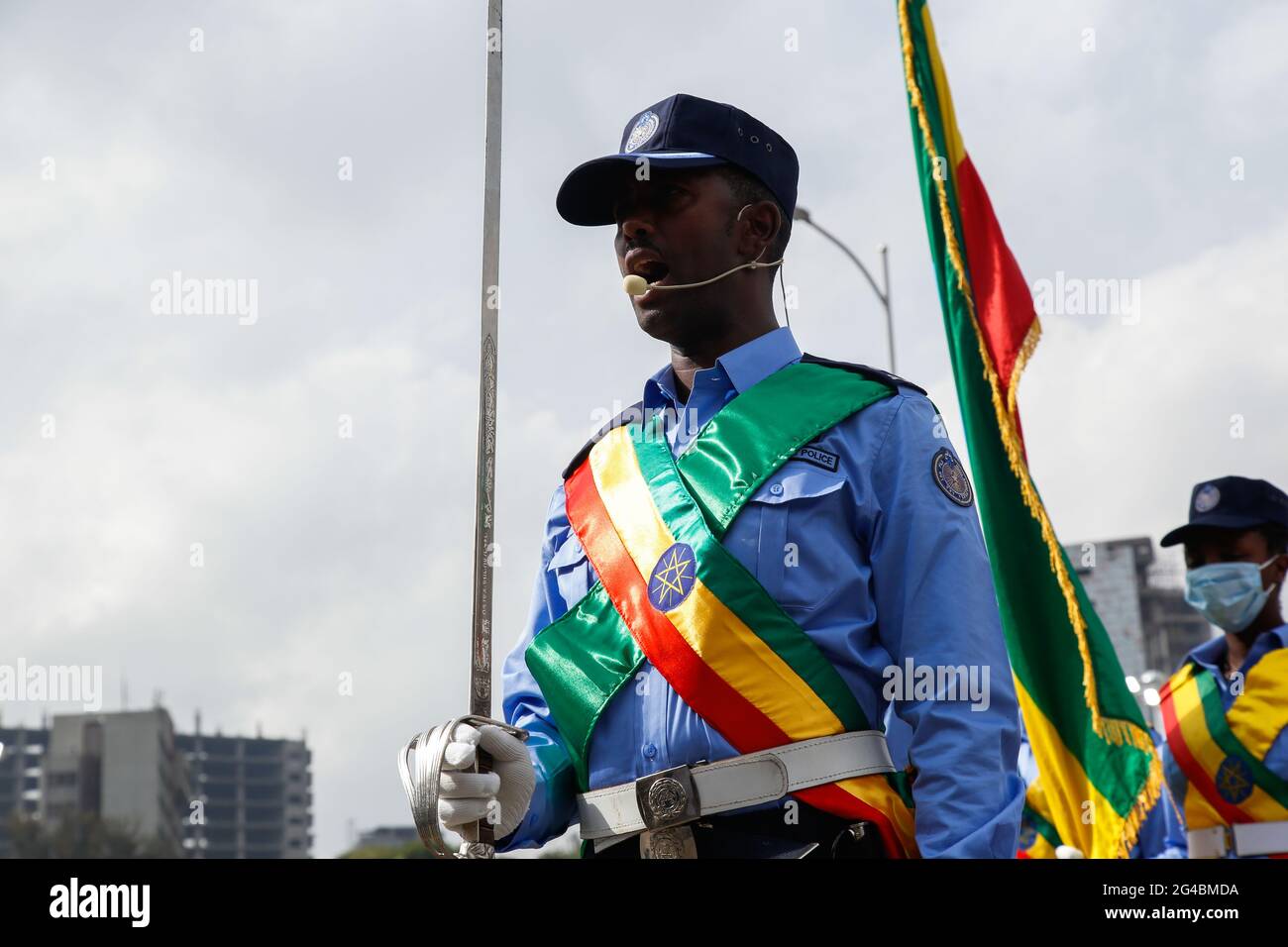 Addis Abeba, Etiopia. 19 giugno 2021. Gli ufficiali della polizia cittadina di Addis Abeba sono visti durante una parata per presentare il nuovo logo e le uniformi della polizia etiope a Piazza Meskel ad Addis Abeba, Etiopia, 19 giugno 2021. Credit: Michael Tewelde/Xinhua/Alamy Live News Foto Stock