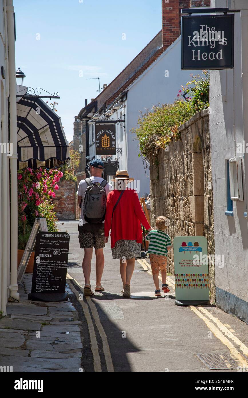 Yarmouth, Isola di Wight, Inghilterra, Regno Unito. 2021. Turisti che camminano su una strada stretta a Yarmouth, Isola di Wight, Regno Unito. Foto Stock