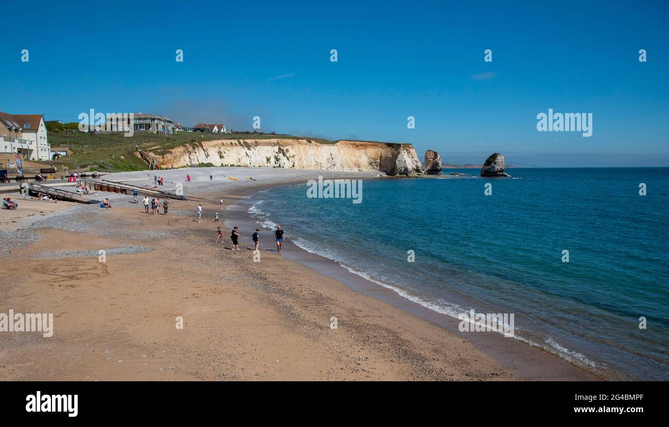 Fresh Water Bay, Isle of Wight, UK.2021. I turisti sulla spiaggia di Freshwater Bay sono una popolare località turistica sull'Isola di Wight. Foto Stock