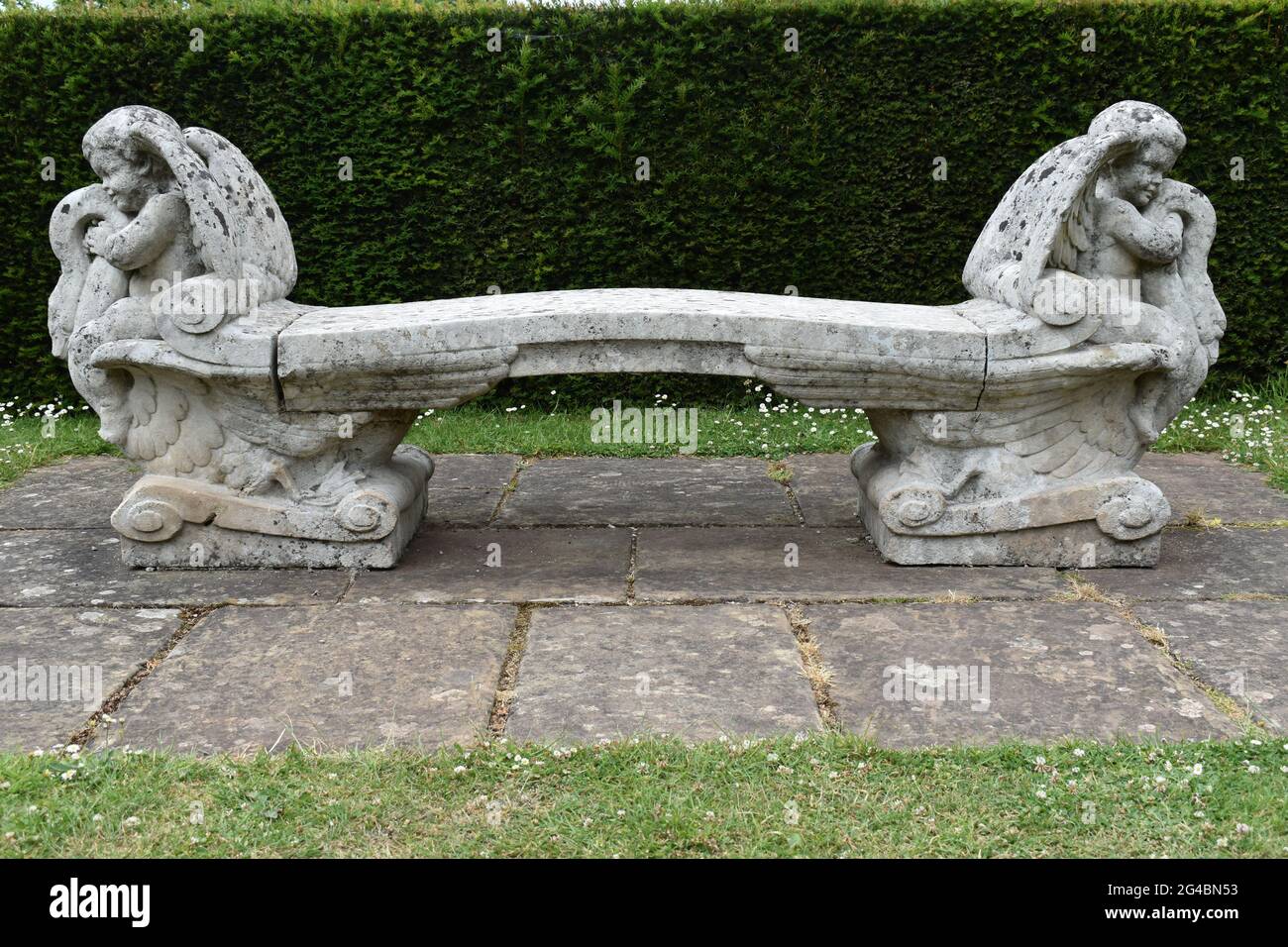 Sedile in pietra Cherub con letti gemelli Foto Stock