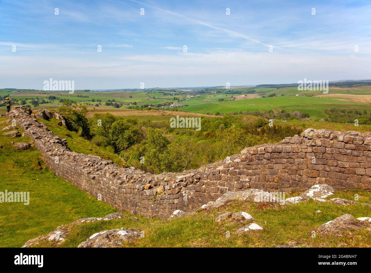 Vista lungo Walltown Crass parte del muro di Adriano lunga distanza sentiero nazionale sentiero Northumberland Inghilterra UK Foto Stock