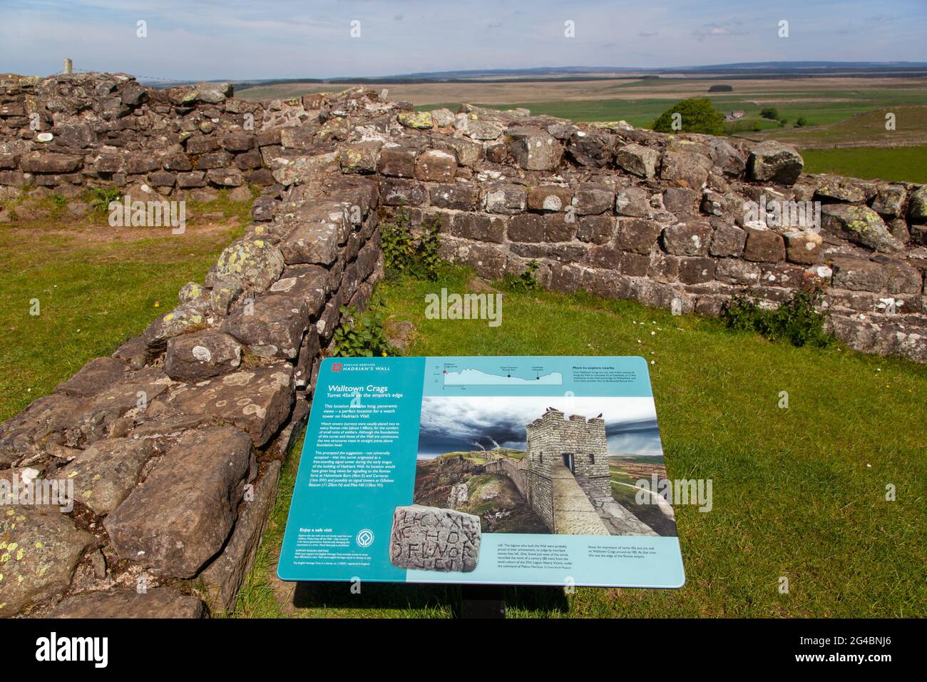 Vista lungo Walltown Crass parte del muro di Adriano lunga distanza sentiero nazionale sentiero Northumberland Inghilterra UK Foto Stock